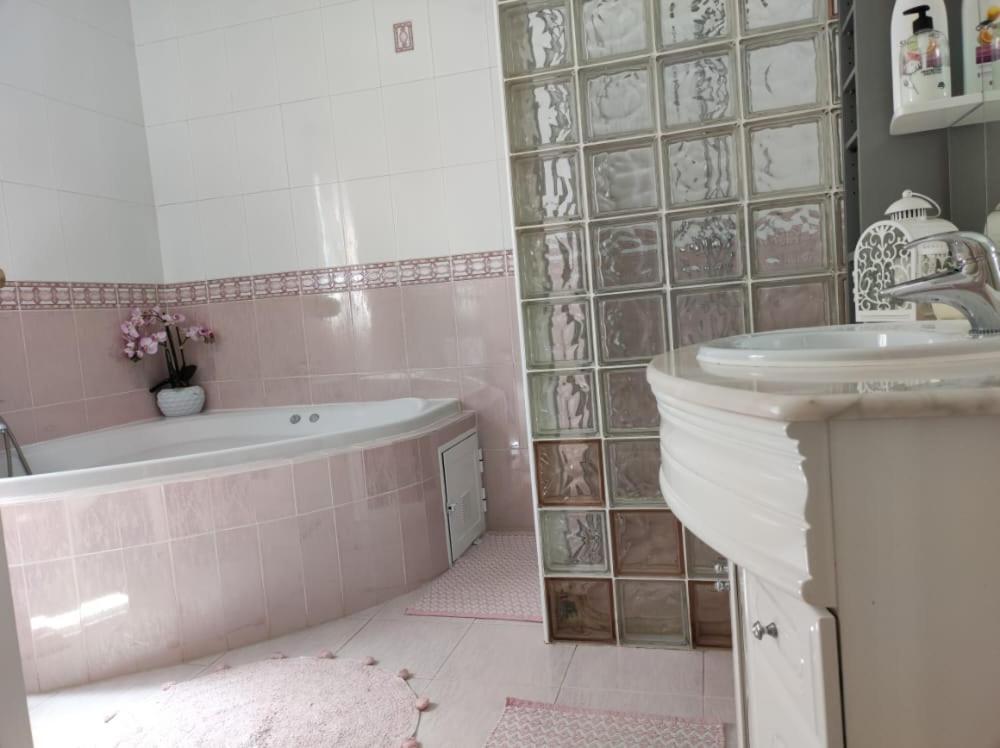 Chateau Angelique Villa Montroy Bagian luar foto